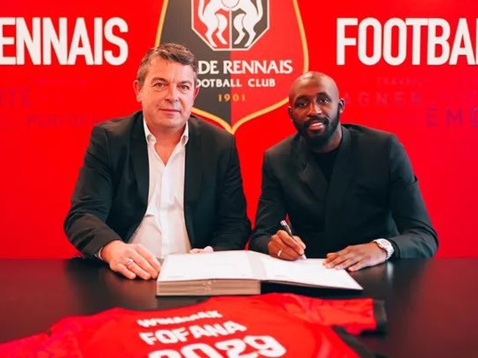 Seko Fofana pri podpise zmluvy so Stade Rennes.