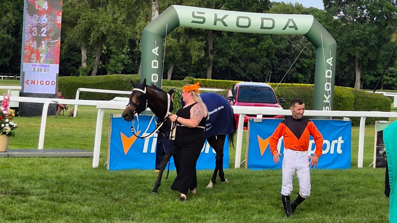 Torin a jeho džokej Jaroslav Línek po víťazstve na podujatí Slovenské derby 2025.