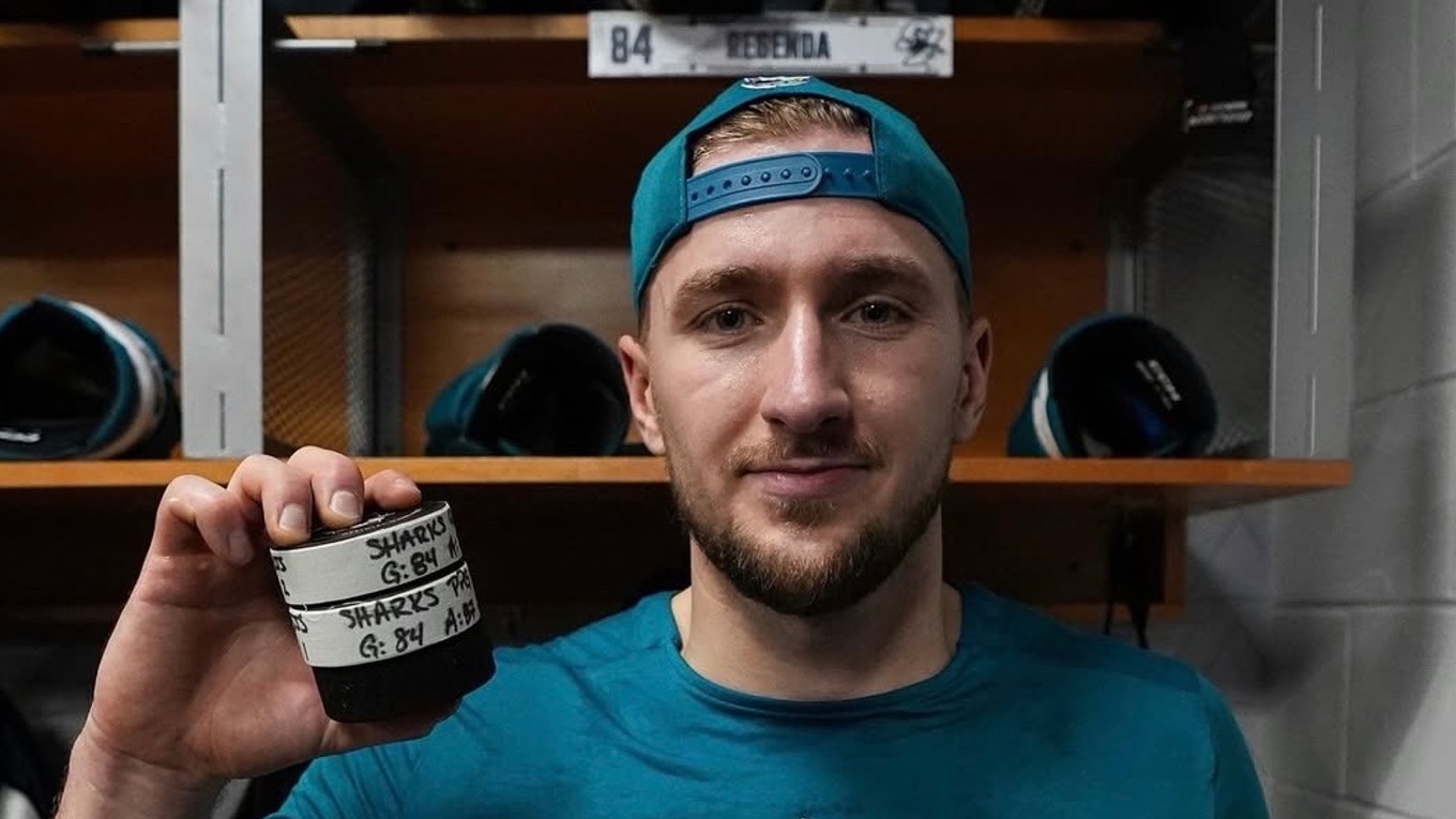 Pavol Regenda s pukmi po jeho hetriku.