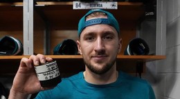 Pavol Regenda s pukmi po jeho hetriku.