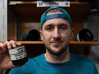 Pavol Regenda s pukmi po jeho hetriku.