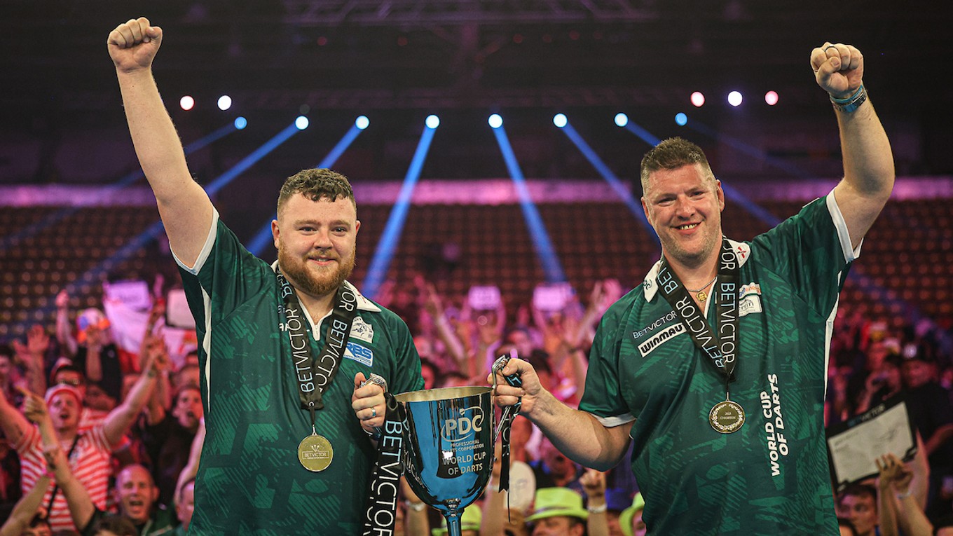 Reprezentanti Severného Írska Josh Rock (vľavo) a Daryl Gurney ovládli Svetový pohár v šípkach 2025.