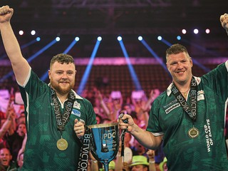 Reprezentanti Severného Írska Josh Rock (vľavo) a Daryl Gurney ovládli Svetový pohár v šípkach 2025.