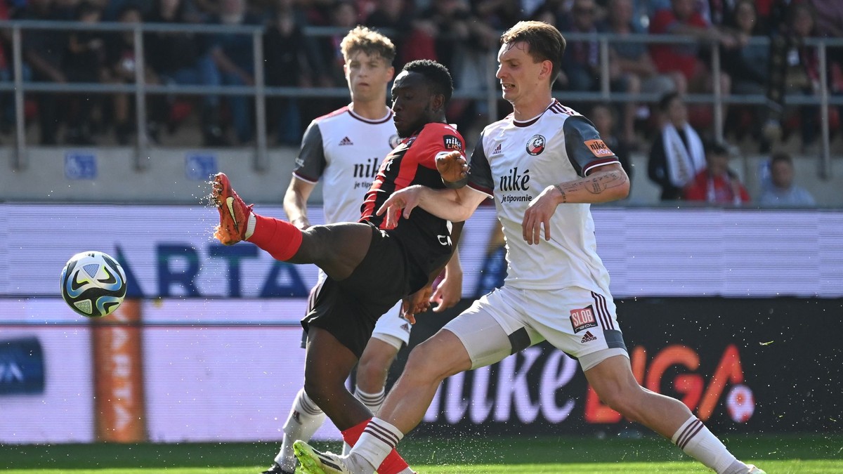 Trnavský futbalista Philip Azango v zápase proti Podbrezovej. 