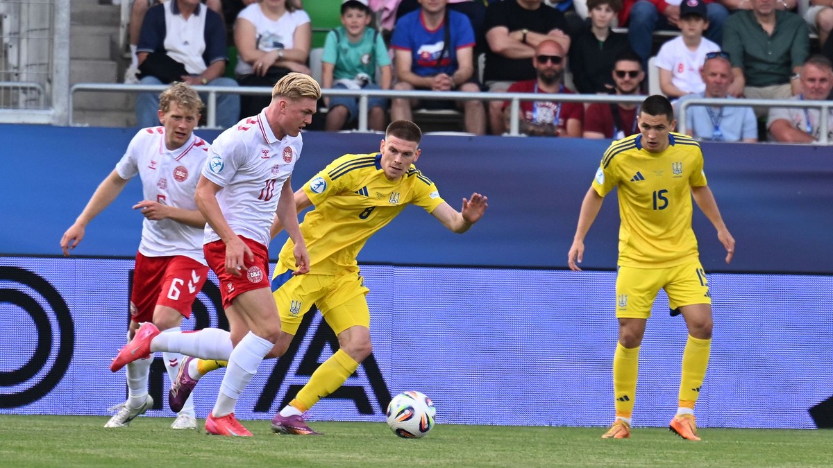 Zľava Oliver Serensen, Conrad Harder, Oleh Ocheretko a Vitalii Roman v zápase Ukrajina - Dánsko v skupine D na EURO U21 2025.