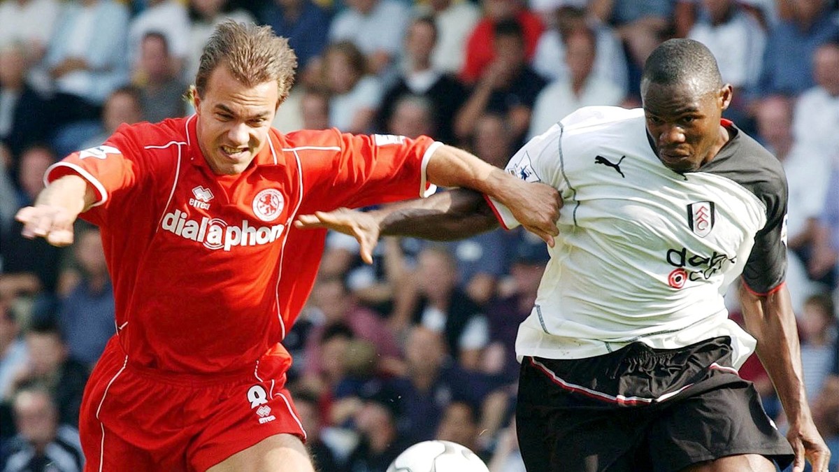 Slovenský útočník FC Middlesbrough Szilárd Németh (vľavo) bojuje o loptu s hráčom Fulhamu.
