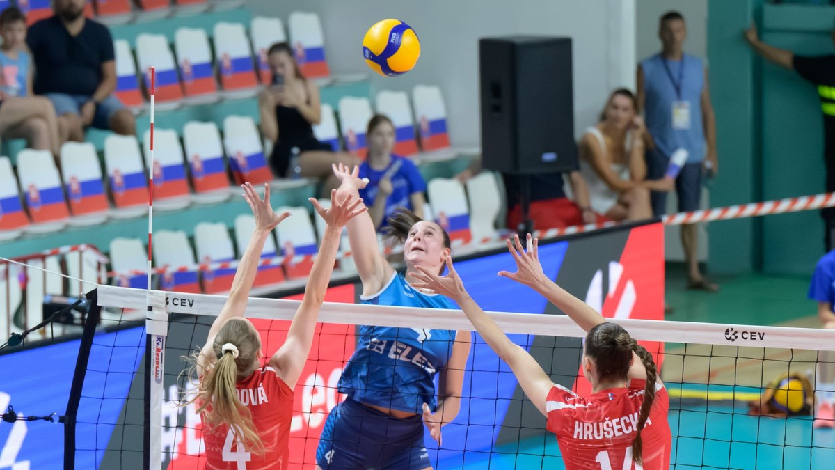 Lucia Herdová (Slovensko), Maša Pucelj (Slovinsko) a Tereza Hrušecká (Slovensko) v prvom zápase semifinále Europskej Ligy vo volejbale žien.