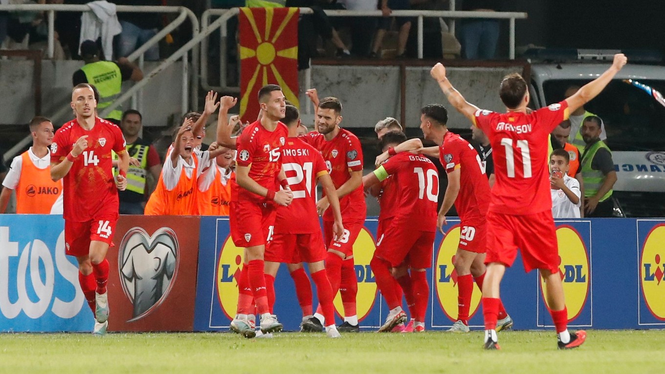 Radosť futbalistov Severného Macedónska po strelení gólu.