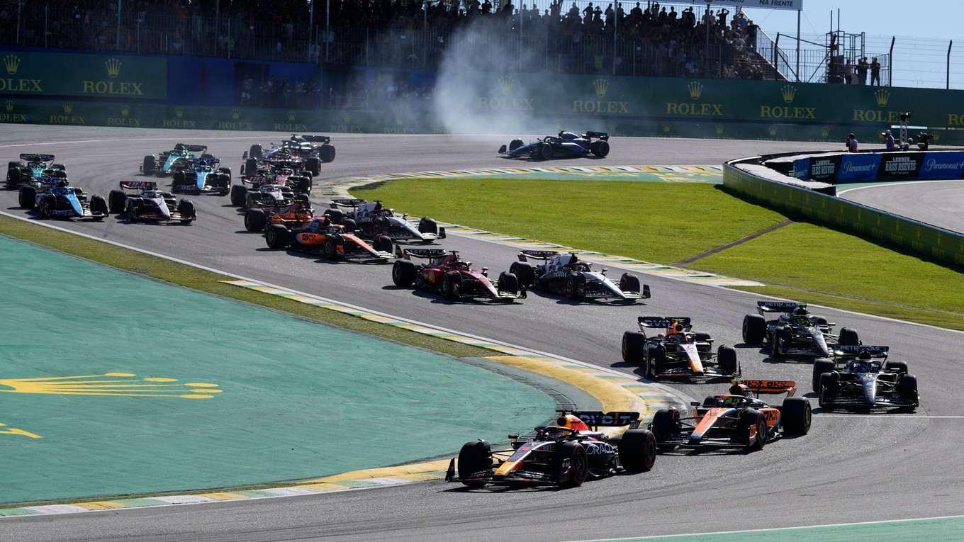 Max Verstappen (vpredu) počas šprintu na Veľkú cenu Brazílie 2023.