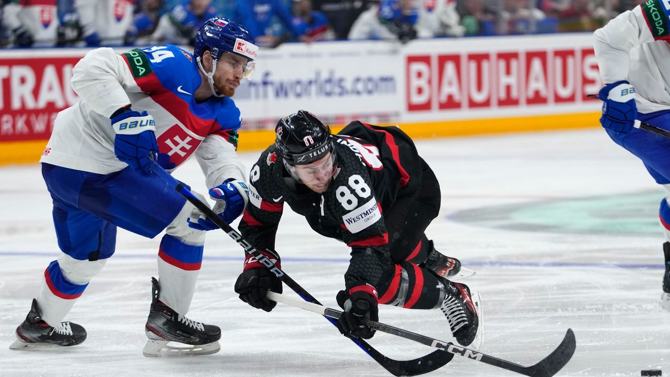 Peter Cehlárik a Andrew Mangiapane počas zápasu Slovensko - Kanada na MS v hokeji 2024. 