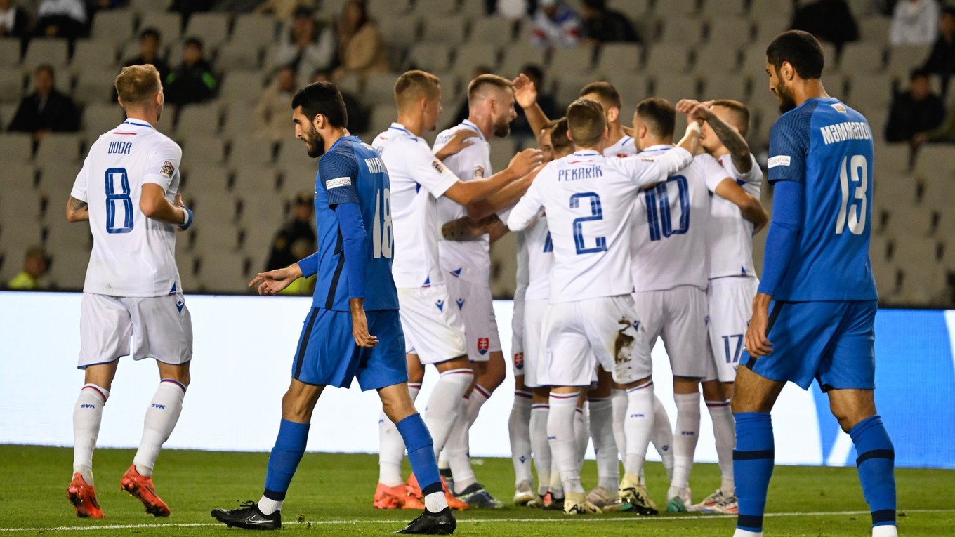 Slovenskí futbalisti sa tešia po strelenom góle v zápase Azerbajdžan - Slovensko v skupine 1 C-divízie Ligy národov.