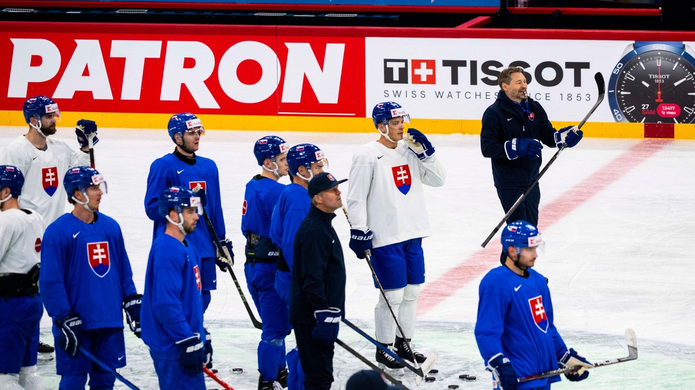 Hokejoví reprezentanti SR a vpravo hore tréner hokejovej reprezentácie SR Vladimír Országh.