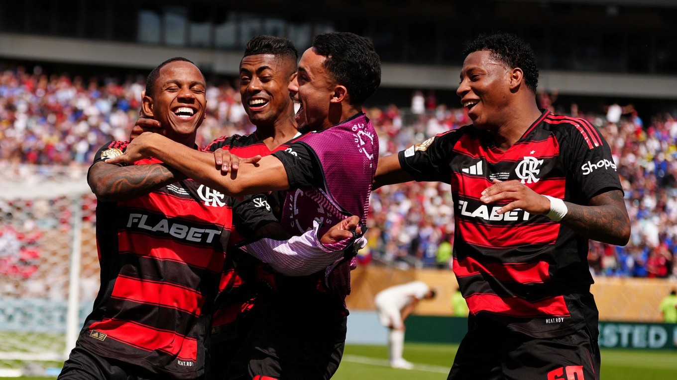 Hráči Flamenga oslavujú gól do siete Chelsea. 