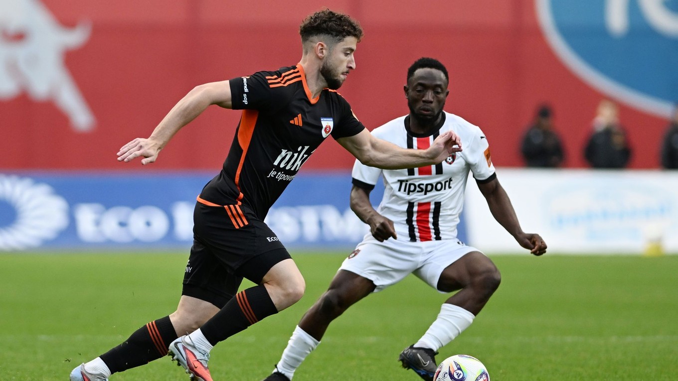 Hráč Trnavy Philip Azango a hráč Ružomberka Alexander Mojžiš počas zápasu 12. kola Niké ligy medzi MFK Ružomberok a FC Spartak Trnava. 