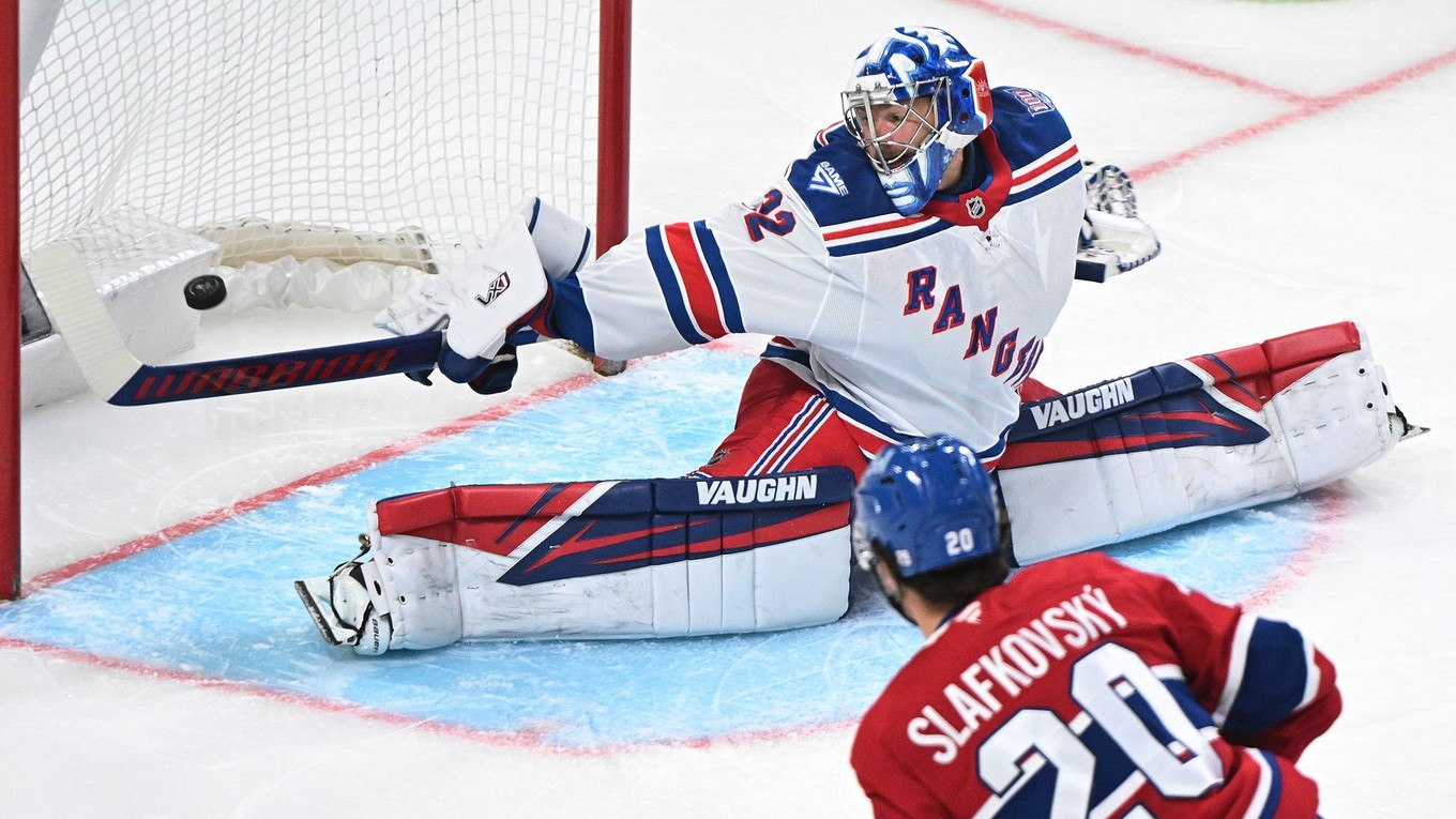 Juraj Slafkovsky strieľa gól.