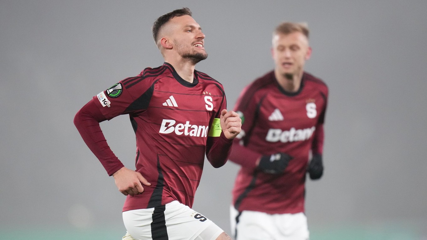 Slovenský futbalista Lukáš Haraslín zo Sparty Praha sa teší z gólu 
