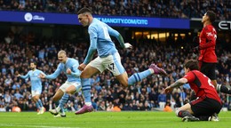 Hráč Manchestru City Phil Foden strieľa víťazný gól v derby proti United. 