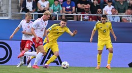 Zľava Oliver Serensen, Conrad Harder, Oleh Ocheretko a Vitalii Roman v zápase Ukrajina - Dánsko v skupine D na EURO U21 2025.