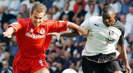 Slovenský útočník FC Middlesbrough Szilárd Németh (vľavo) bojuje o loptu s hráčom Fulhamu.
