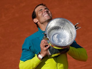 Rafael Nadal dvíha nad hlavu trofej po víťazstve na Roland Garros 2022.