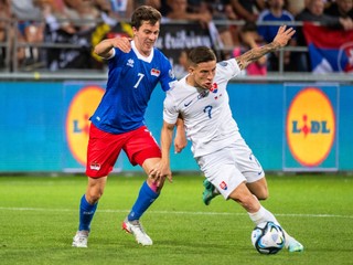 Tomáš Suslov (vpravo) v zápase Lichtenštajnsko - Slovensko v kvalifikácii EURO 2024.