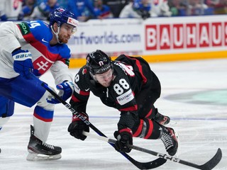 Peter Cehlárik a Andrew Mangiapane počas zápasu Slovensko - Kanada na MS v hokeji 2024. 