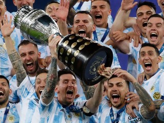 Argentínčania s trofejou po víťazstve v roku 2021.