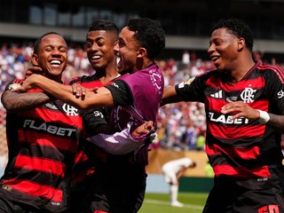 Hráči Flamenga oslavujú gól do siete Chelsea. 