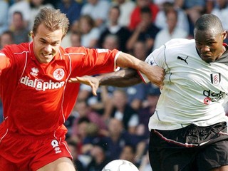 Slovenský útočník FC Middlesbrough Szilárd Németh (vľavo) bojuje o loptu s hráčom Fulhamu.
