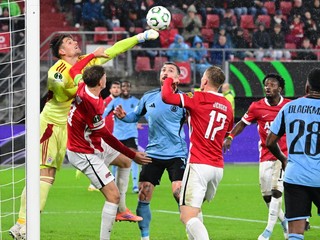 Brankár Slovana Dominik Takáč (vľavo) vyráža loptu počas zápasu 2. kola ligovej fázy Konferenčnej ligy vo futbale AZ Alkmaar - ŠK Slovan Bratislava. 