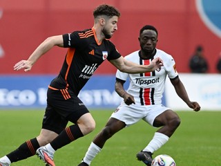 Hráč Trnavy Philip Azango a hráč Ružomberka Alexander Mojžiš počas zápasu 12. kola Niké ligy medzi MFK Ružomberok a FC Spartak Trnava. 