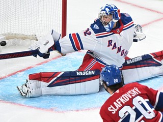 Juraj Slafkovsky strieľa gól.