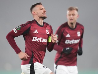 Slovenský futbalista Lukáš Haraslín zo Sparty Praha sa teší z gólu 