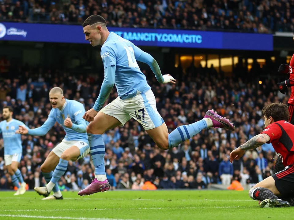 Hráč Manchestru City Phil Foden strieľa víťazný gól v derby proti United. 