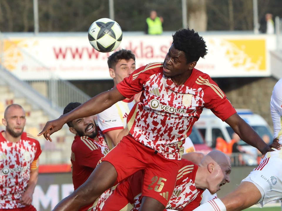 Ivan Mensah v drese MFK Dukla Banská Bystrica.