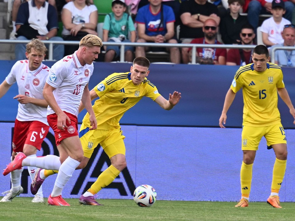 Zľava Oliver Serensen, Conrad Harder, Oleh Ocheretko a Vitalii Roman v zápase Ukrajina - Dánsko v skupine D na EURO U21 2025.
