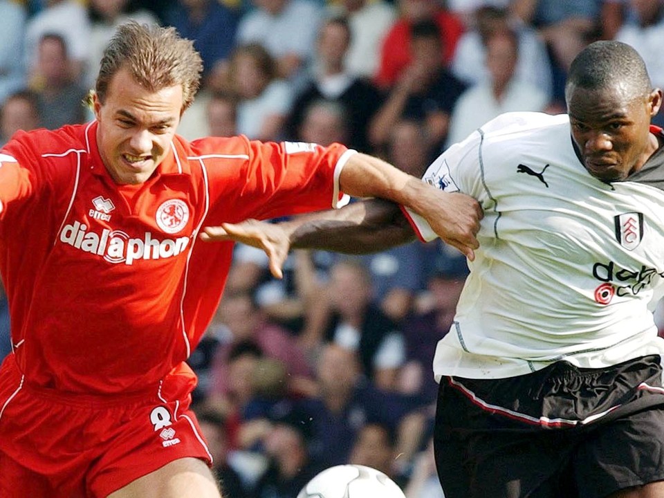 Slovenský útočník FC Middlesbrough Szilárd Németh (vľavo) bojuje o loptu s hráčom Fulhamu.
