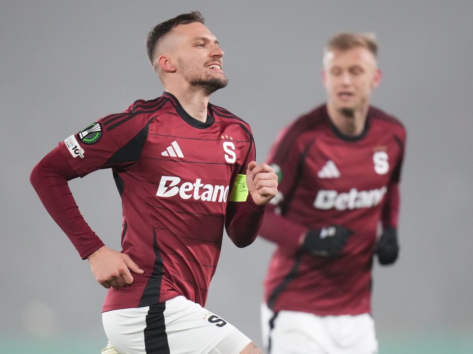 Slovenský futbalista Lukáš Haraslín zo Sparty Praha sa teší z gólu 
