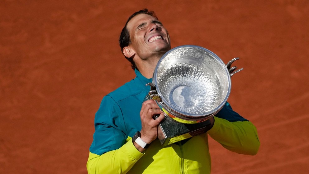 Rafael Nadal dvíha nad hlavu trofej po víťazstve na Roland Garros 2022.
