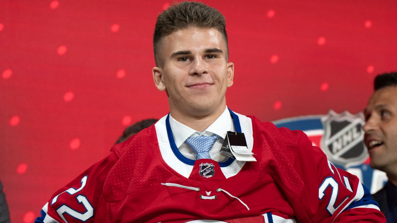 Filip Mešár v drese Montrealu Canadiens počas Draftu NHL 2022.