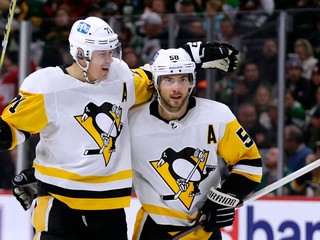 Jevgenij Malkin (vľavo) a Kris Letang v drese Pittsburgh Penguins.