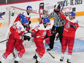 Hokejisti Česka sa tešia z gólu na MS hráčov do 20 rokov.