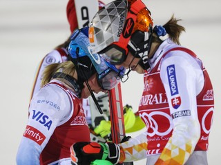 Slovenka Petra Vlhová (vpravo) a Američanka Mikaela Shiffrinová.