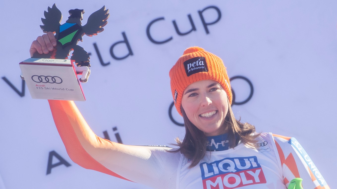 Petra Vlhová sa teší z tretieho miesta v obrovskom slalome v Sestriere. 