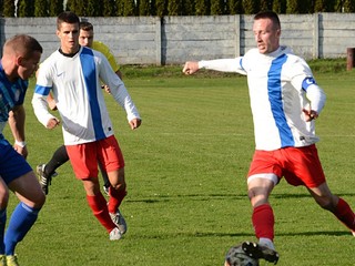 Daniel Krajník (vpravo) a Martin Vaško (v strede) v zápase MŠK Spartak Medzilaborce - MFK Spartak Medzev.
