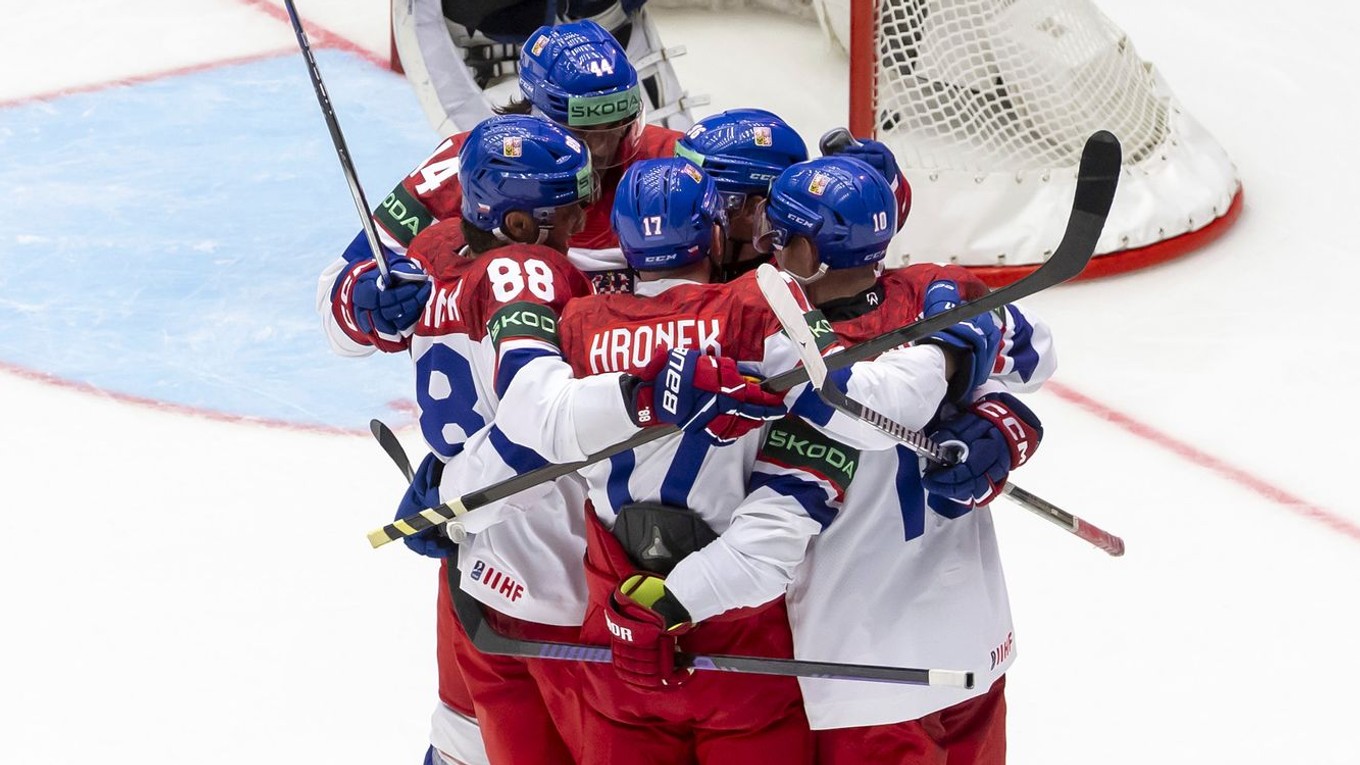 Českí hokejisti oslavujú gól na MS v hokeji 2025. 