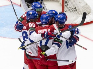 Českí hokejisti oslavujú gól na MS v hokeji 2025. 