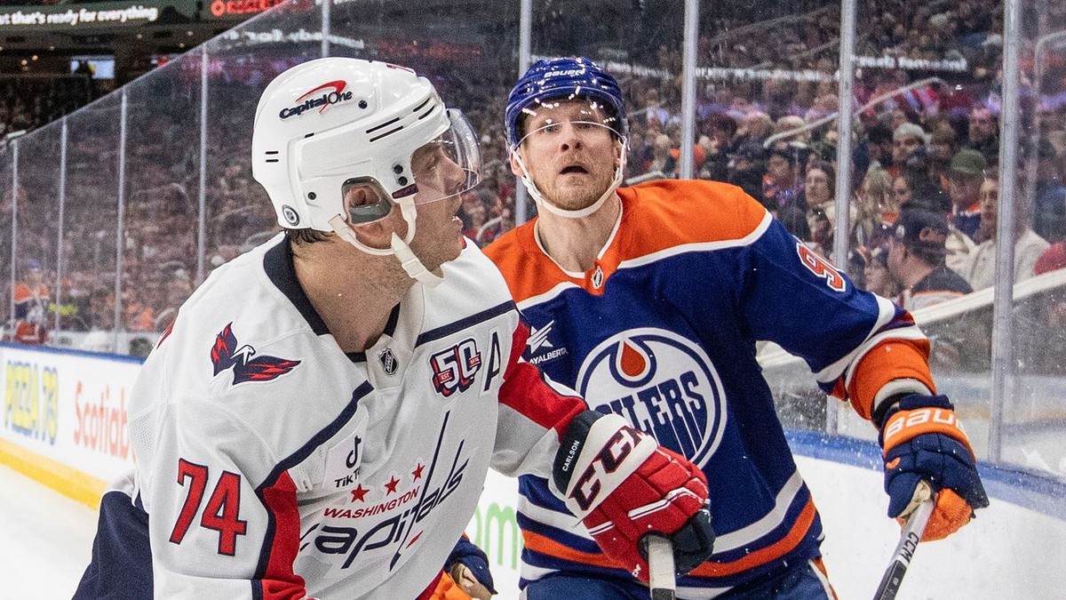 John Carlson (Washington) a Corey Perry (Edmonton) vo vzájomnom zápase. 