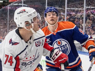 John Carlson (Washington) a Corey Perry (Edmonton) vo vzájomnom zápase. 