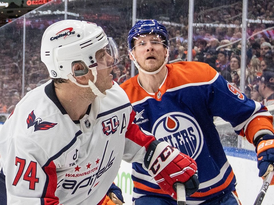 John Carlson (Washington) a Corey Perry (Edmonton) vo vzájomnom zápase. 